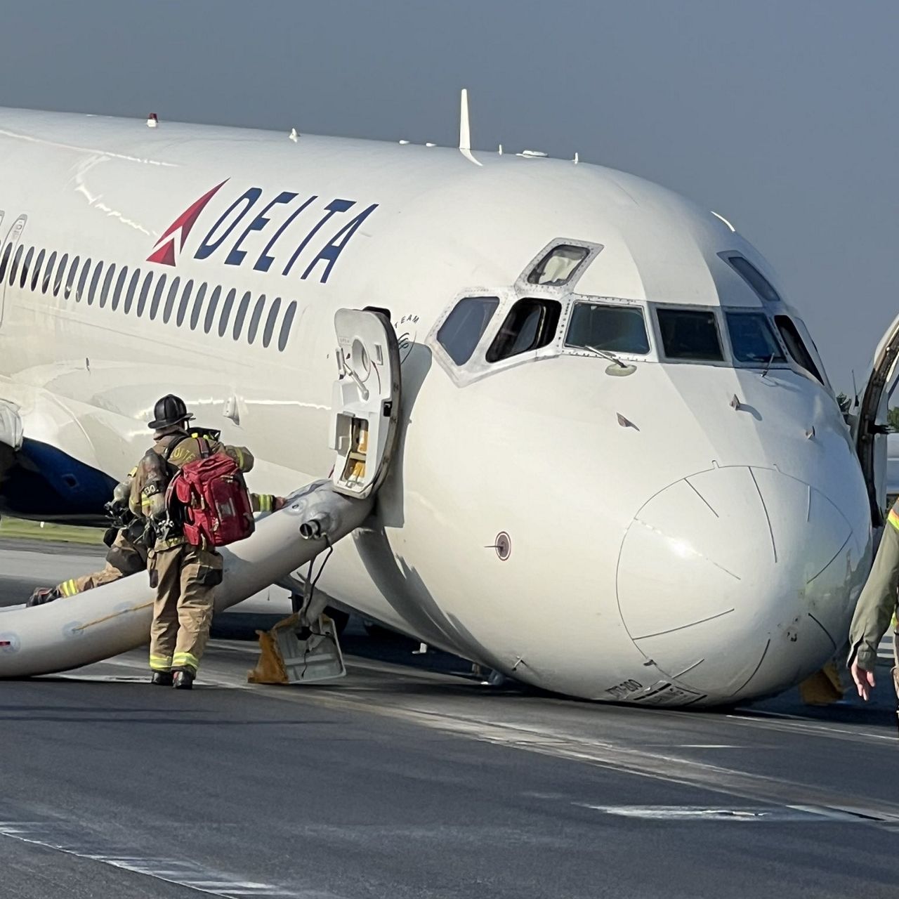 Delta flight lands in Charlotte with nose gear up